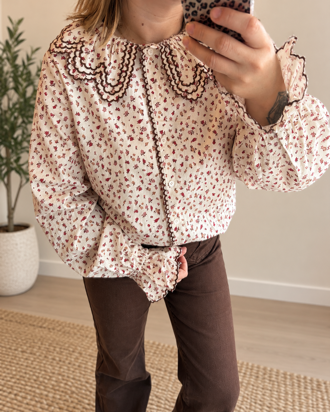 Chemise beige fleurie col Claudine