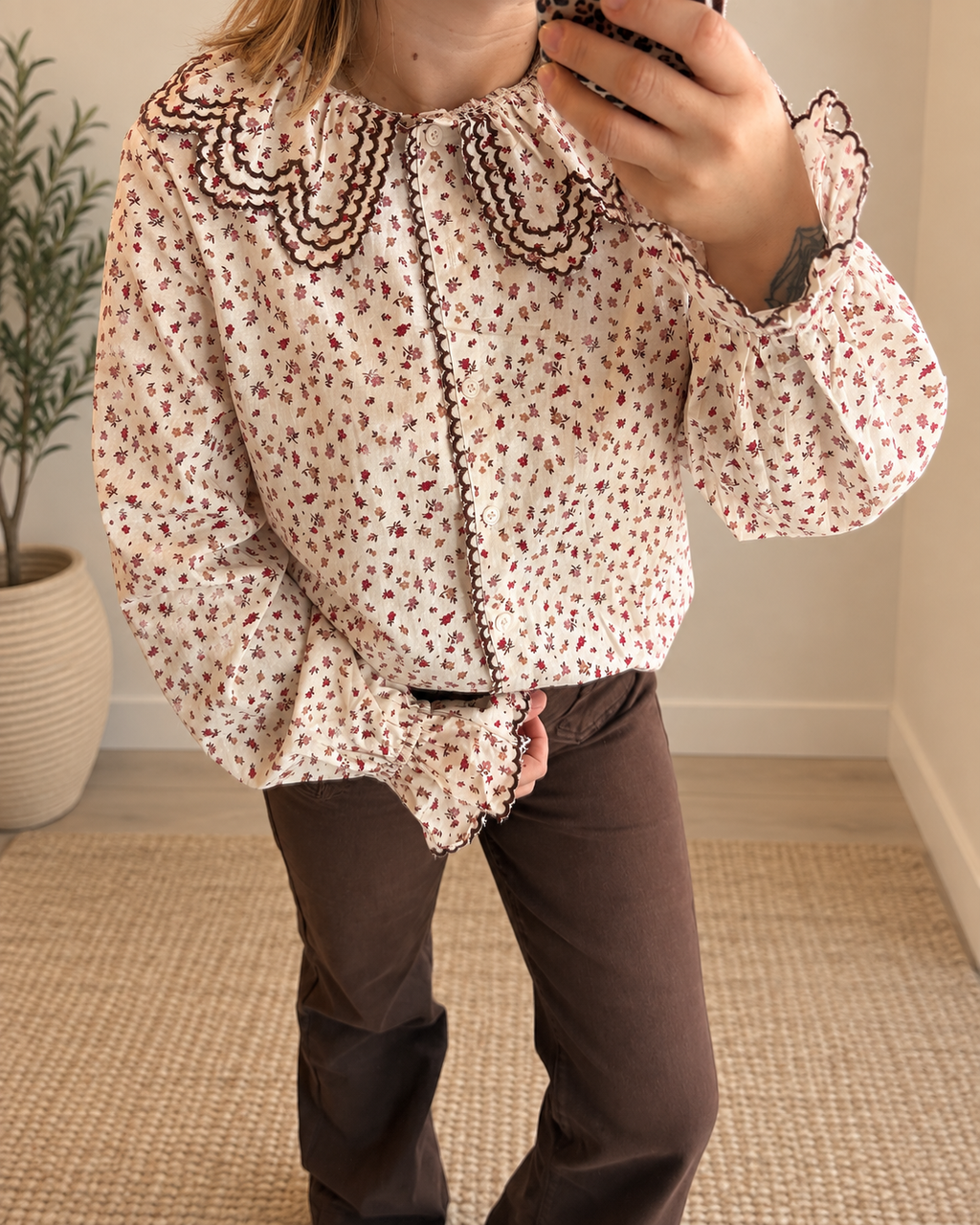 Chemise beige fleurie col Claudine