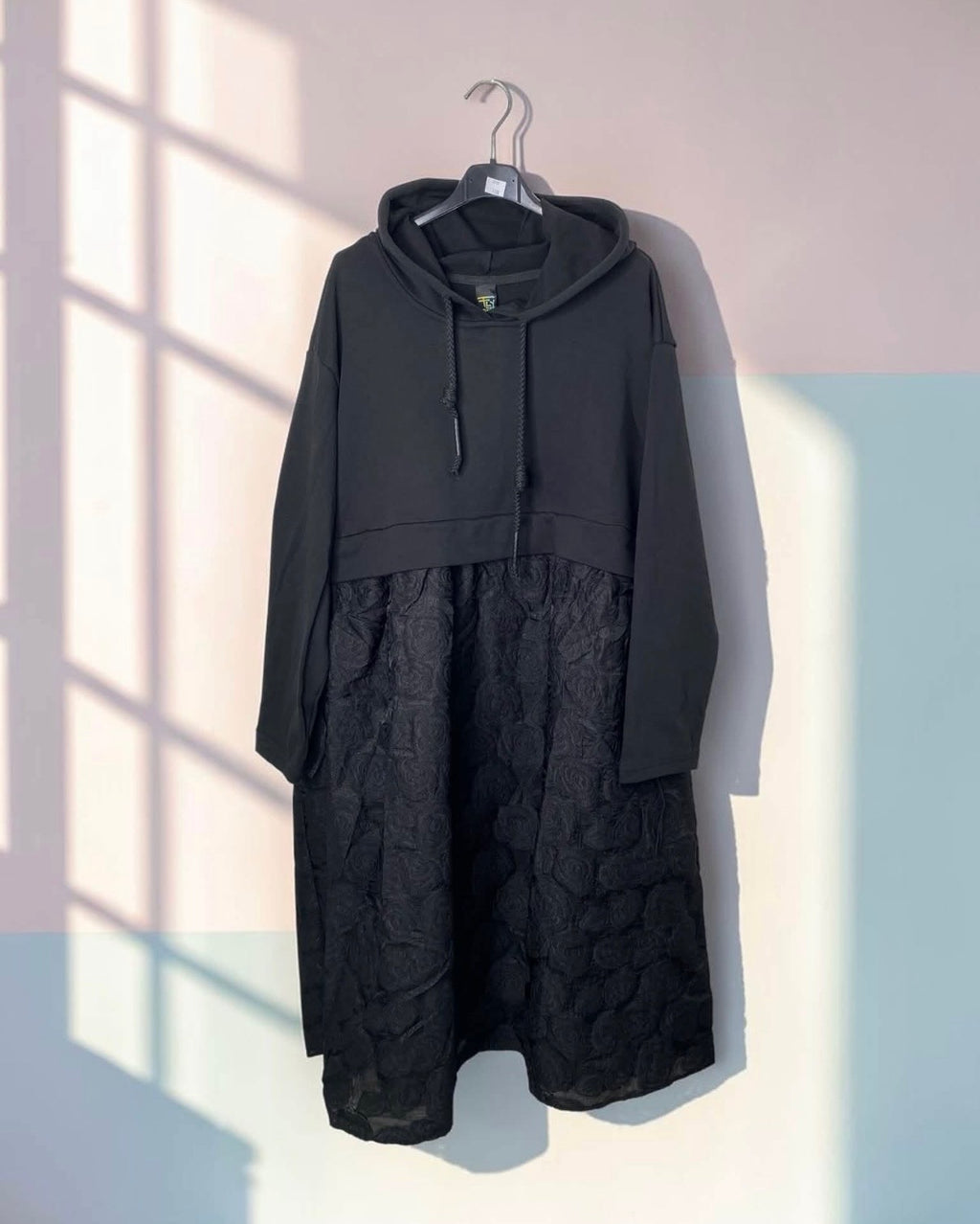Robe sweat noir à capuche