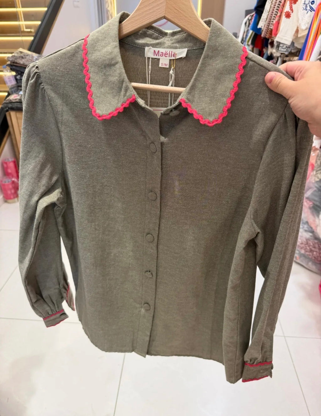Chemise taupe col festonné fushia