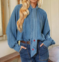 Chemise en jean bleu col lavallière