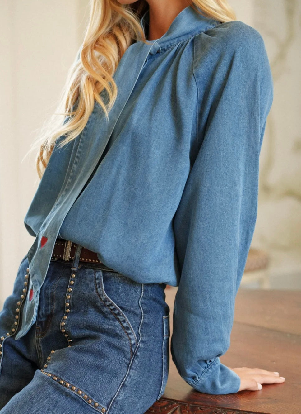 Chemise en jean bleu col lavallière