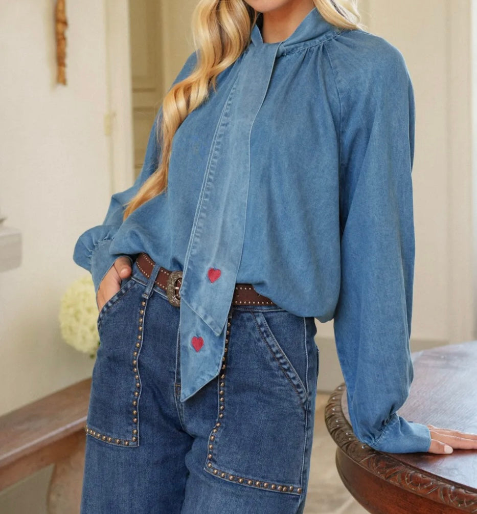 Chemise en jean bleu col lavallière