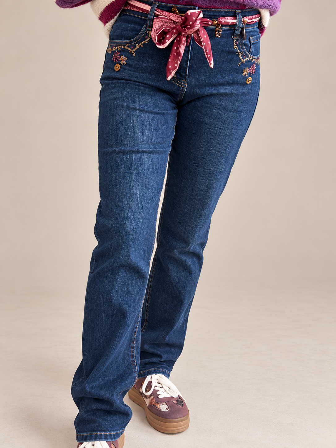 Jean brut coupe droite + ceinture foulard breloques