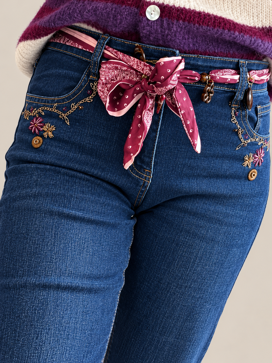 Jean brut coupe droite + ceinture foulard breloques