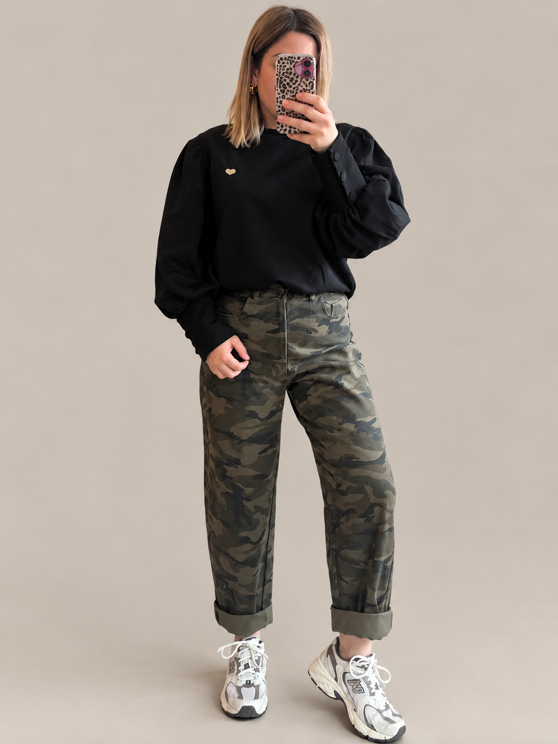 Sweat léger noir cœur brodé